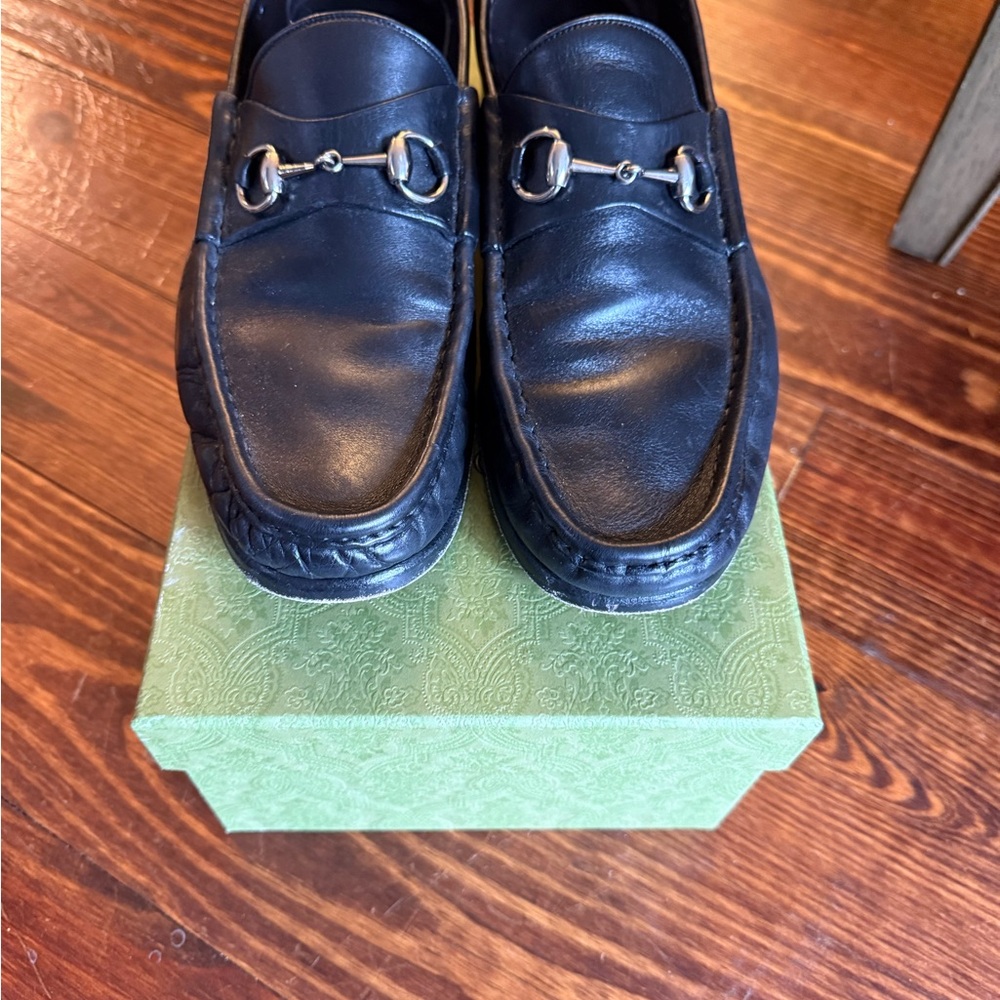 Gucci 1955 Black Leather Horsebit Loafers with Sleek Design - Picture 4 of 11